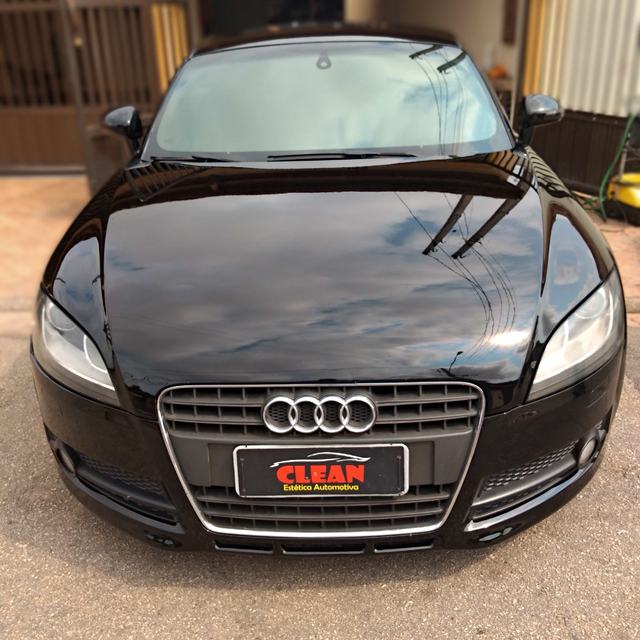 Audi TT preto de frente, com pintura brilhando