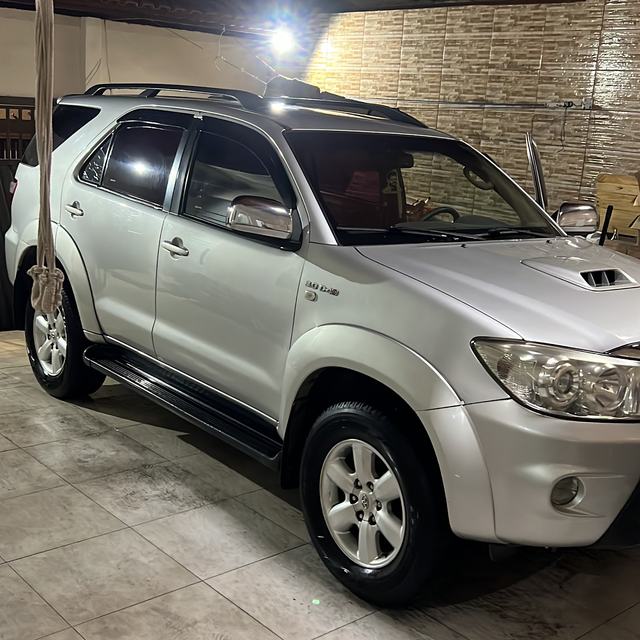 SUV prata na garagem