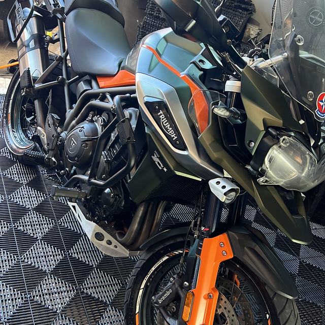 Moto Triumph no estúdio