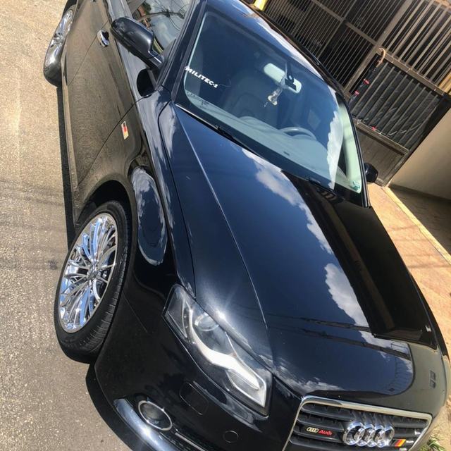 Audi preto com pintura espelhada e rodas cromadas