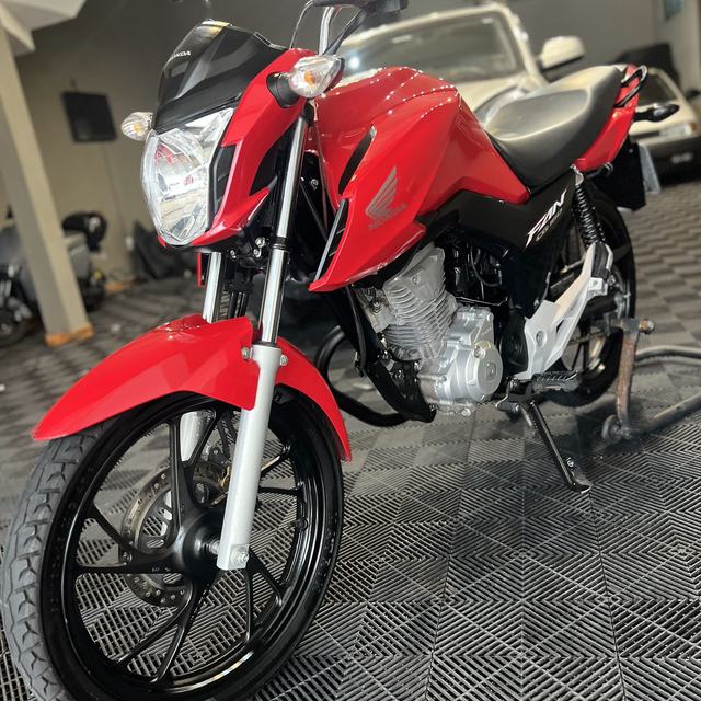 Moto Honda vermelha no estúdio após a lavagem