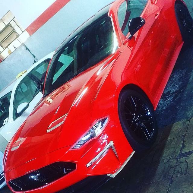 Ford Mustang vermelho com acabamento brilhante