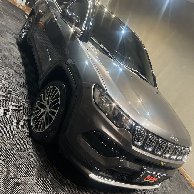 Jeep Compass cinza no estúdio da Clean